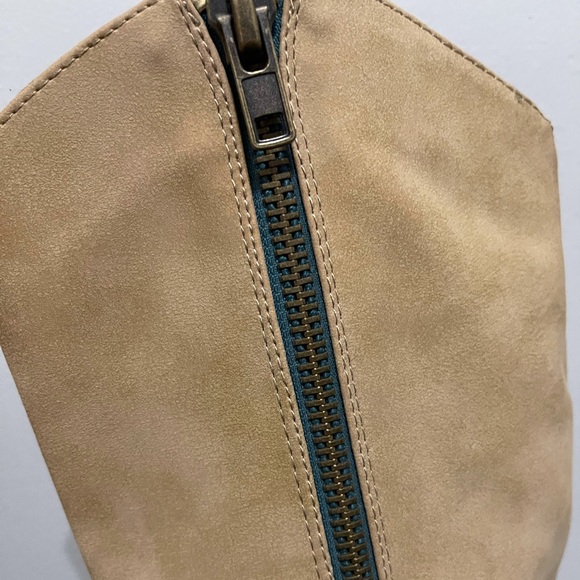 Women’s Boots - Picture 3 of 6